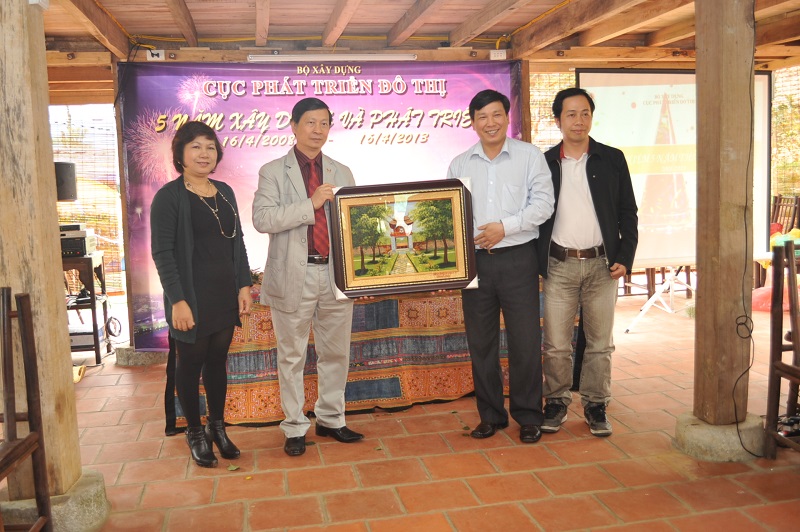 Đại diện diễn đàn đô thị Việt Nam tặng quà chúc mừng 5 năm ngày thành lập Cục Phát triển đô thị